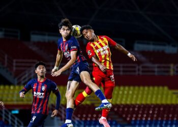 PEMAIN Selangor dan Johor Darul Ta'zim (JDT III) bersaing dalam aksi final pertama Piala Presiden di Stadium Bandaraya Petaling Jaya (MBPJ), kelmarin. JDT III menang 2-1. - IHSAN FAM