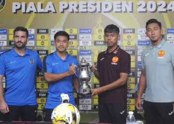 GONZALO San Zaballos (kiri) dan Irfan Shahkimi memegang Piala Presiden bersama pemain Selangor FC, Danish Irfan Ezal dan jurulatih Selangor FC, Muhammad Firdaus Aziz di Stadium MBPG, Pasir Gudang, semalam.