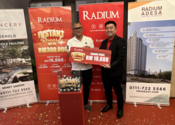 GARY Gan (kanan) menyampaikan hadiah utama kepada pemenang kempen Radium Instant Rewards 2024.