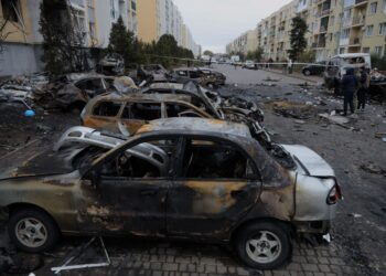 PENDUDUK tempatan memeriksa kesan serangan dron di luar bangunan kediaman di Odesa, di tengah pencerobohan Russia di Ukraine, pada 9 November lepas.- AFP