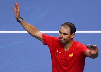 Rafael Nadal melambai ke arah penonton selepas berakhir perlawanan suku akhir menentang Belanda dalam Piala Davis Arena Jose Maria Martin Carpena, Malaga, - AFP