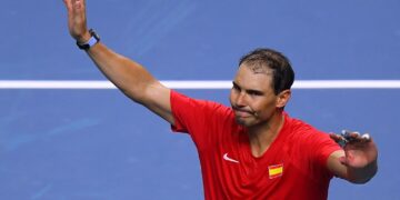 Rafael Nadal melambai ke arah penonton selepas berakhir perlawanan suku akhir menentang Belanda dalam Piala Davis Arena Jose Maria Martin Carpena, Malaga, - AFP