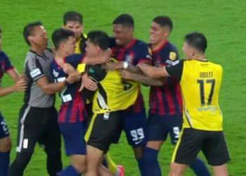 Pengadil Razlan Joffri Ali (dua dari kiri) cuba meleraikan pergaduhan antara Arif Aiman Hanapi (JDT) dan Tommy Mawat (Perak) pada aksi Liga Super di Stadium Sultan Ibrahim, Ahad lalu.