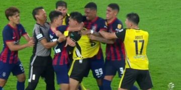 Pengadil Razlan Joffri Ali (dua dari kiri) cuba meleraikan pergaduhan antara Arif Aiman Hanapi (JDT) dan Tommy Mawat (Perak) pada aksi Liga Super di Stadium Sultan Ibrahim, Ahad lalu.