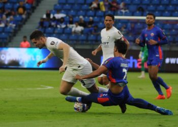 Penyerang JDT, Romel Morales dihalang pertahanan Kuala Lumpur Rovers, Muhammad Amirul  pada perlawanan pusingan 16 Piala Malaysia di Stadium Sultan Ibrahim, Iskandar Puteri, semalam. - UTUSAN/RAJA JAAFAR ALI