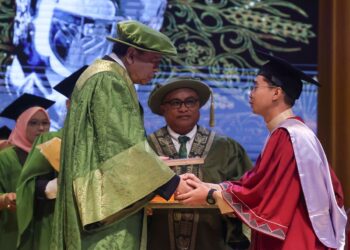 SULTAN Sharafuddin Idris Shah berkenan menyampaikan Anugerah Pelajaran Diraja kepada Mohammad Haziq Zikri Zainuri yang merupakan graduan Ijazah Sarjana Muda Sains Dietetik dari Fakulti Perubatan dan Sains Kesihatan pada Majlis Konvokesyen UPM ke-48 di Serdang, semalam. – UTUSAN/AMIR KHALID