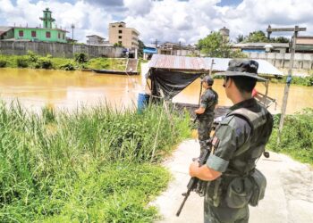 ANGGOTA Pasukan Gerakan Am memperketatkan kawalan sempadan Malaysia-Thailand di pangkalan haram, Rantau Panjang, Kelantan. 
– UTUSAN/ROHANA ISMAIL