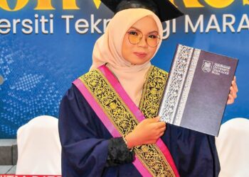 NIK Nurjannah Mat Darus menggenggam diploma walaupun mengalami kekurangan fizikal pada Istiadat Konvokesyen UiTM 
Ke-100 di Dewan Agung Tuanku Canselor, UiTM, Shah Alam, Selangor. 
– UTUSAN/ISKANDAR SHAH MOHAMED