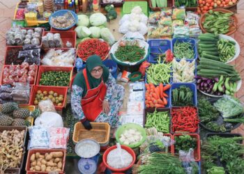 GOLONGAN wanita merupakan tunjang utama yang menggerakkan aktiviti perniagaan di Pasar Siti Khadijah, Kota Bharu, Kelantan. 
– MINGGUAN/KAMARUL BISMI KAMARUZAMAN