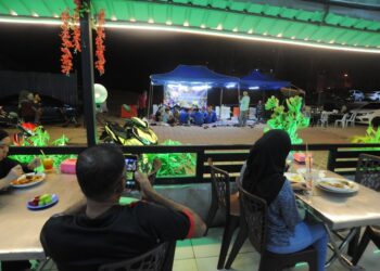 SAMBIL menikmati makan malam, para pelanggan disajikan persembahan dikir barat pada setiap malam Sabtu di Restoran Idaman Rasa, Plentong, Johor Bahru.