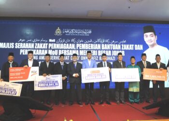 MOHD. Fared Mohd. Khalid bersama pembayar zakat perniagaan dalam Majlis Serah Zakat Perniagaan, Pemberian Bantuan Zakat dan Pertukaran MoU di   Iskandar Puteri, Johor, semalam.