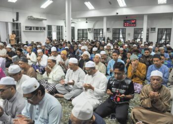 PROGRAM Subuh Macam Raya dan 5 Kilometer Rentas Kota With 1001 Neighbourhood dimulakan dengan solat subuh berjemaah di Masjid Imam Ash-Shafie, Kotasas, Kuantan, Pahang, baru-baru ini.