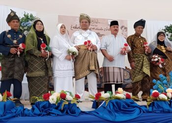 PASANGAN pengantin ‘lama’ generasi pertama Felda Teratai Jengka 21 bersanding semula dalam program Kenduri Sekampung di Kuala Krau, Pahang. – UTUSAN/SALEHUDIN MAT RASAD