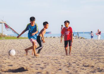 PANTAI Puteri di Melaka sepanjang 2.5 kilometer dikhuatiri lenyap sepenuhnya dalam tempoh enam bulan lagi sekiranya tiada penambakan dijalankan segera. – UTUSAN/HADI AB. MANAP