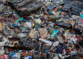 TIDAK semua sampah 
sarap yang hanyut dibawa arus Sungai Klang dapat keluar ke laut sebaliknya banyak tersekat di bawah rumah penduduk di Tanjung 
Harapan. -   MINGGUAN/AFIQ 
RAZALI