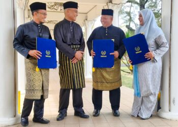 MOHD. Shukri Ramli (dua dari kiri) bersama Abu Bakar Hamzah (dua dari kanan) serta dua lagi Exco baru dilantik Mohd Ridzuan Hashim dan Marzita Mansor di Arau, Perlis kelmarin.-UTUSAN/SYED AZLAN SAYID HIZAR