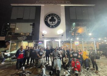 SEBAHAGIAN daripada pemilik skuter klasik bergambar sempena program Vespa & Lambretta Meet di Kuala Lumpur, baru-baru ini.