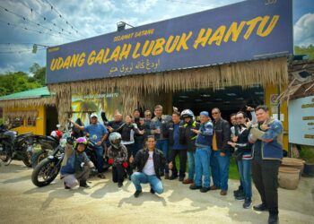 AHMAD Faisal (baris belakang, lapan dari kanan) bersama komuniti BMW Motorrad Auto Bavaria Ara Damansara diraikan oleh pemilik Restoran Udang Galah Lubuk Hantu dikenali sebagai Achu (baris belakang, kiri) di Bentong, Pahang, kelmarin.