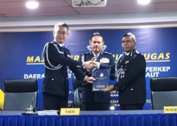 HAMZAH Ahmad (tengah) di majlis pemakaian pangkat dan serah terima tugas Ketua Polis Daerah Timur Laut dan Pengerusi Perkep IPD Timur Laut di Pulau Pinang, semalam.