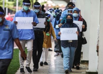 SEBELUM ini kumpulan doktor kontrak di hospital-hospital kerajaan membawa plakad dan mengadakan protes di seluruh negara pagi ini bagi menuntut jaminan pekerjaan dan peluang kerjaya yang lebih baik.