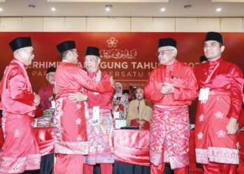 Ronald Kiandee (kiri), Ahmad Faizal Azumu (dua kiri) dan Radzi Jidin (kanan) menepati ramalan menguasai pemilihan jawatan tiga Naib Presiden Bersatu.