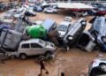 TIMBUNAN kenderaan yang diselaputi lumpur selepas dihanyutkan banjir kilat di jalan Paiporta, kawasan Valencia, timur Sepanyol.- AFP