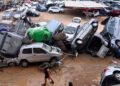 TIMBUNAN kenderaan yang diselaputi lumpur selepas dihanyutkan banjir kilat di jalan Paiporta, kawasan Valencia, timur Sepanyol.- AFP