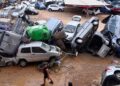 TIMBUNAN kenderaan yang diselaputi lumpur selepas dihanyutkan banjir kilat di jalan Paiporta, kawasan Valencia, timur Sepanyol.- AFP