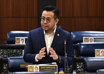 STEVEN Sim semasa sesi Waktu Pertanyaan-Pertanyaan Menteri (MQT) di Dewan Rakyat, hari ini. - JABATAN PENERANGAN MALAYSIA