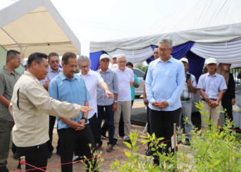 SULTAN Terengganu, Sultan Mizan Zainal Abidin (dua dari kiri) mendengar gambaran keseluruhan aktiviti Pusat Penyelidikan dan Tapak Semaian Gelam oleh Pengurus Projek Benua Hijau, Paul Yap (kiri).