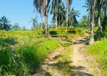 LOKASI mayat suspek ditemukan meninggal dunia dipercayai akibat dibunuh di Batu 3, Jalan POIC, Lahad Datu, Sabah, baru-baru ini.