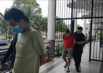 DUA lelaki dibawa ke Mahkamah Majistret Kota Tinggi, Johor, hari ini atas tuduhan melupuskan bahan bukti kes penculikan seorang ahli perniagaan.