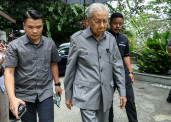 DR. Mahathir Mohamad tiba di rumah Daim Zainuddin di Persiaran Bukit Tunku di Kuala Lumpur, hari ini. - UTUSAN /FARIZ RUSADIO