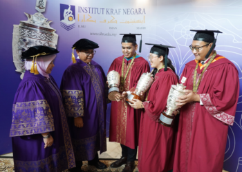 KUALA LUMPUR, 21 November 2024 - Ketua Setiausaha Kementerian Pelancongan, Seni dan Budaya (Motac), Datuk Roslan Abdul Rahman (dua kiri) bergambar bersama Penerima Anugerah Terbaik Sijil Seni Kraf Seramik, Ethan Zacchaeus Anbazhagan (kanan) , Penerima Anugerah Terbaik Diploma Seni Kraf Batik, Adib Arif Mohd. Zamri (tiga kanan) dan Penerima Anugerah Terbaik Jurukraf Kanan Rotan, Chung Tze Mei Mitchell (dua kanan) yang berjaya merangkul Anugerah Terbaik Keseluruhan Program Seni Kraf pada Istiadat Konvokesyen Institut Kraf Negara (IKN) ke-22 di IKN Rawang di sini hari ini. Turut serta Ketua Pengarah Kraftangan, Datuk 'Ainu Sham Ramli (kiri). Gambar FAUZI BAHARUDIN