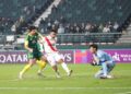 PEMAIN Selangor FC, Aliff Izwan Yuslan (tengah) gagal merembat bola melepasi penjaga gol Jeonbuk Hyundai Motors,Kim Jeong-Hoon pada aksi Kumpulan H Liga Juara-Juara Asia 2 (ACL 2) di Stadium Piala Dunia Jeonju, kelmarin.-IHSAN AFC