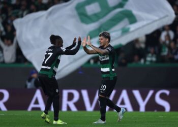 PEMAIN tengah Sporting Lisbon, Maximiliano Araujo meraikan jaringan gol keempat pasukan menentang Manchester City dalam saingan Liga Juara-Juara di Lisbon pagi ini. - AFP