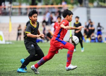 AKSI PEMAIN NFDP A ketika perlawanan separuh akhir berdepan NFDP B di padang C, Majlis Sukan Negara.