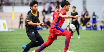 AKSI PEMAIN NFDP A ketika perlawanan separuh akhir berdepan NFDP B di padang C, Majlis Sukan Negara.