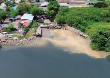 KEDUDUKAN kilang tayar betul-betul bersebelahan sungai disyaki membuang sisa-sisa bahan buangan mengakibatkan air sungai tercemar teruk dan bertukar hitam di Telok Gong, Klang, Selangor.