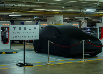 TESLA menggunakan komponen daripada kira- kira 45 pembekal tempatan secara langsung atau tidak langsung hingga kini.