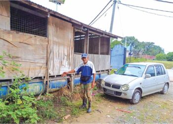 ABD. Razak Yatim menunjukkan tong plastik dipasang di bawah lantai bagi mengapungkan rumahnya ketika banjir di Kampung Pagi, Ulu Tembeling, Jerantut. – UTUSAN/HARIS FADILAH AHMAD