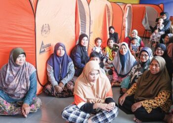 MANGSA banjir yang ditempatkan di Pusat Pemindahan Sementara (PPS) Sekolah Kebangsaan Nibong, Hulu Terengganu, semalam. – mingguan/PUQTRA HAIRRY