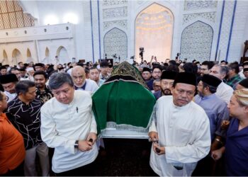 AHLI keluarga dan kenalan mengusung jenazah Allahyarham Tun Daim Zainuddin, selepas disolatkan di Masjid Wilayah Persekutuan, Kuala Lumpur, semalam untuk dikebumikan di Tanah Perkuburan Islam Bukit Kiara. – UTUSAN/SHIDDIEQIIN ZON