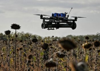 DRON FPV dengan pelancar bom tangan mudah alih menjalani ujian penerbangan oleh Unit Kenderaan Udara Tanpa Pemandu Tentera Ukraine, di wilayah Zaporizhzhia.- AGENSI