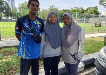 UMMUL Ayuni Atiqah Mohd. Khamis (tengah) bersama ibu dan ayahnya ketika keluar bersama di  bandar Maran di Maran, Pahang.