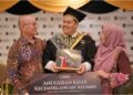 KHAIRUL Harfirion Tan Muhammad Asmawi Tan diapit ibu bapanya,  Muhammad Asmawi Tan Abdullah dan Teh Senik selepas  menerima Anugerah Khas Kecemerlangan Alumni di Majlis Konvokesyen UniSZA Ke-16 di Kuala Nerus, semalam. – UTUSAN/KAMALIZA KAMARUDDIN