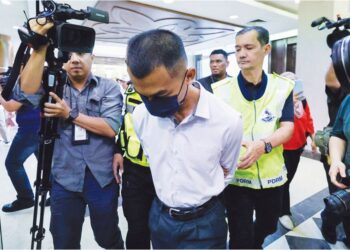 PEGAWAI kadet Akademi Latihan Ketenteraan UPNM dituduh mencederakan seorang penuntut dengan seterika panas,  di Mahkamah Sesyen Kuala Lumpur, semalam. – UTUSAN/SHIDDIEQIIN ZON