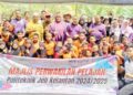 SEBAHAGIAN murid SK Kuala Tiga, guru dan penuntut Politeknik Jeli yang menjayakan program CSR Tvet Madani di SK Kuala Tiga, Tanah Merah, Kelantan. – UTUSAN/ROHANA ISMAIL