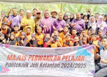 SEBAHAGIAN murid SK Kuala Tiga, guru dan penuntut Politeknik Jeli yang menjayakan program CSR Tvet Madani di SK Kuala Tiga, Tanah Merah, Kelantan. – UTUSAN/ROHANA ISMAIL