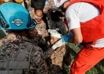 SEORANG anggota Pasukan Batalion Malaysia (MALBATT) diberi rawatan selepas cedera dalam serangan berhampiran Stadium Saida, Lubnan, ketika tentera pengaman itu sedang dalam perjalanan dari Beirut ke Kem Marakah, kelmarin. – AFP